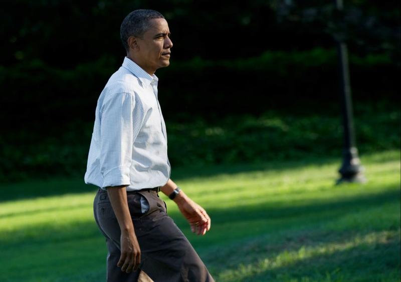 US President Barack Obama walks to the Oval Office after returning to the White House in Washington on September 6, 2010 from Milwaukee, Wisconsin.